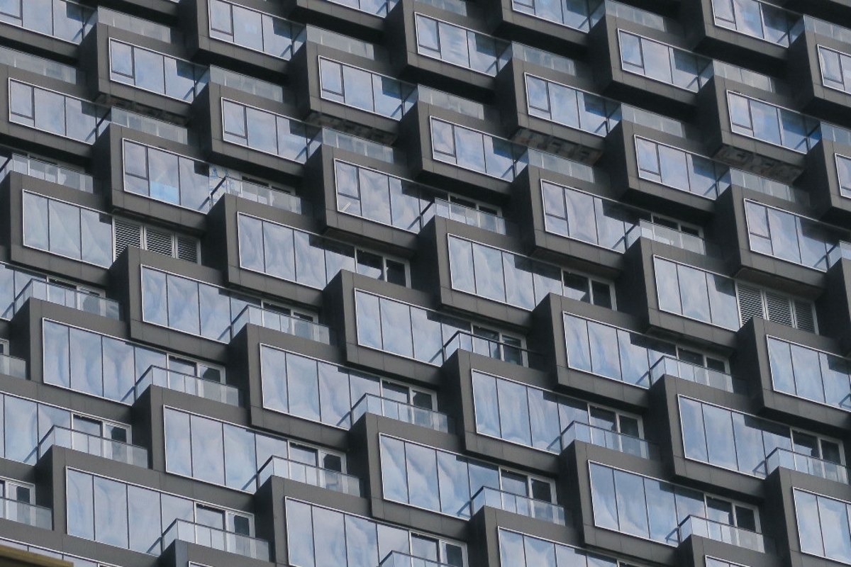 Foto eines modernen Mehrfamilienhauses als Motiv für Immobilienanalysen